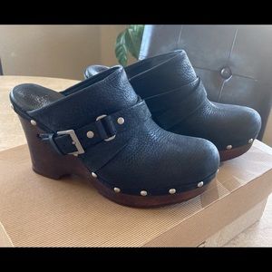 Women’s black leather clogs. Wood heel.